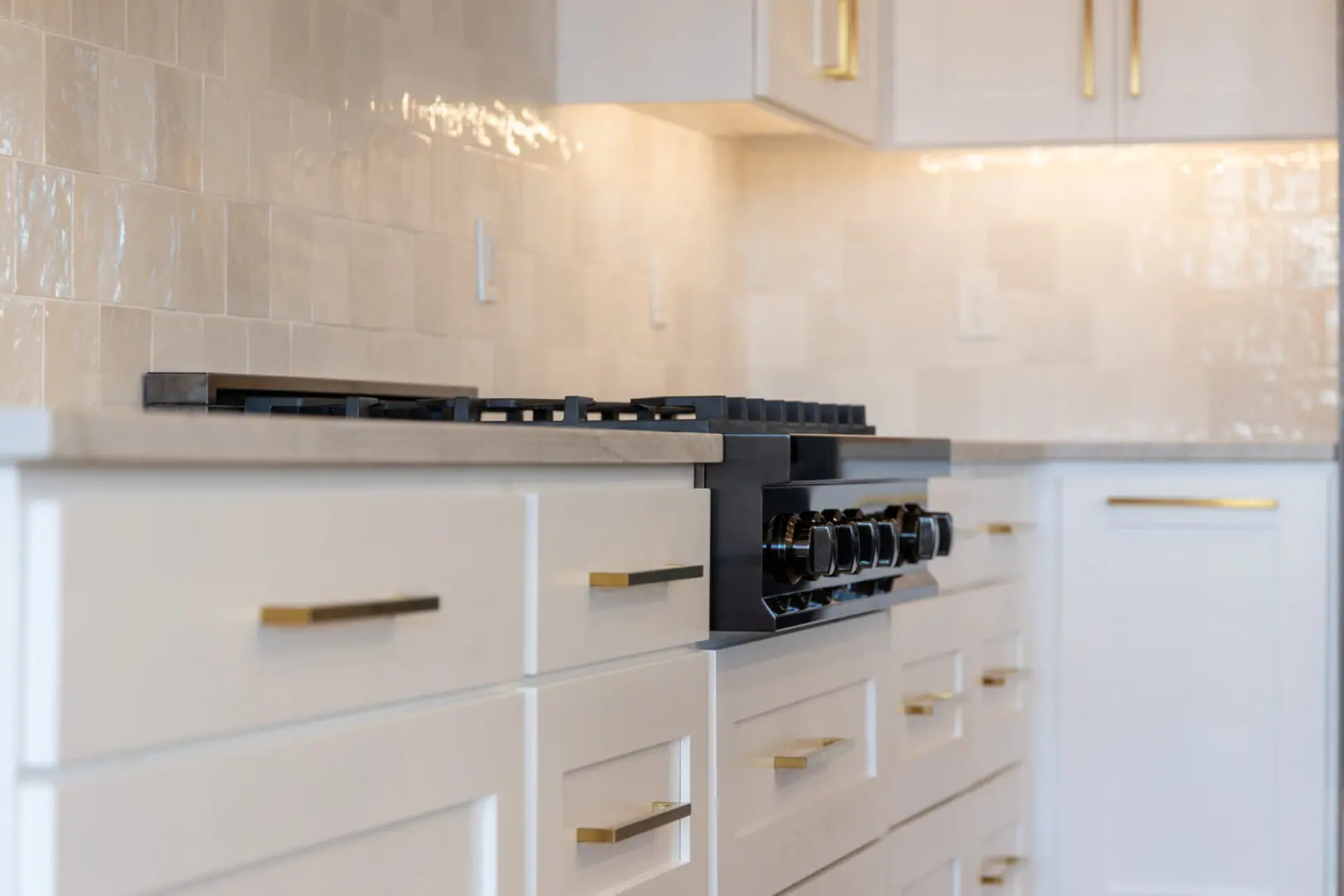 White and gold kitchen drawers